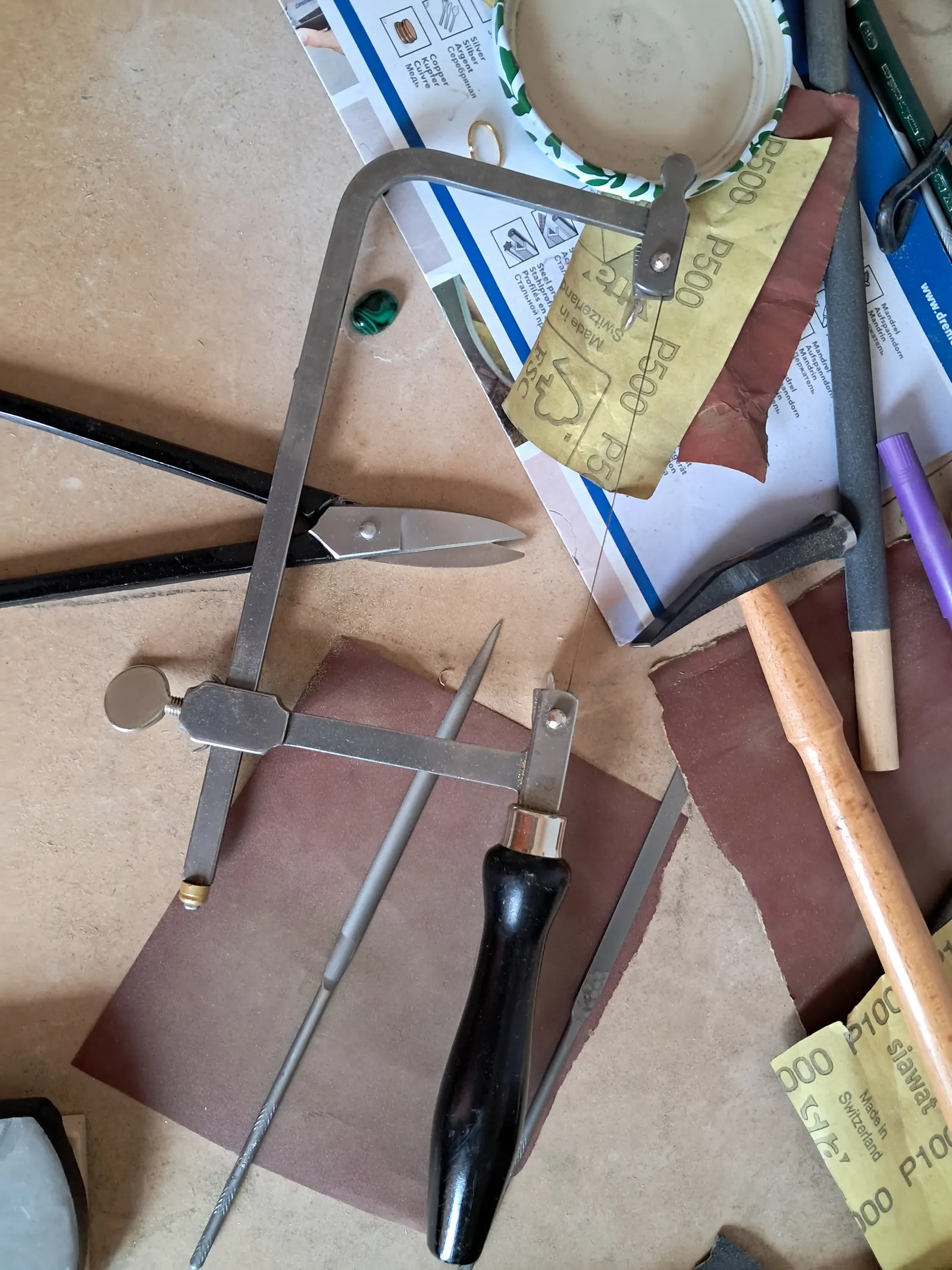 Outils et abrasifs sur l’établi