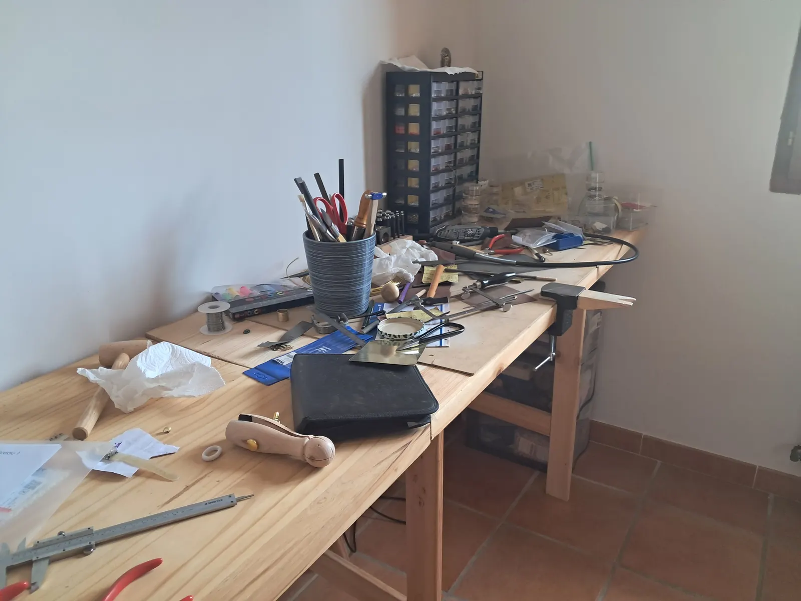 Atelier de bijouterie : outillage et établi