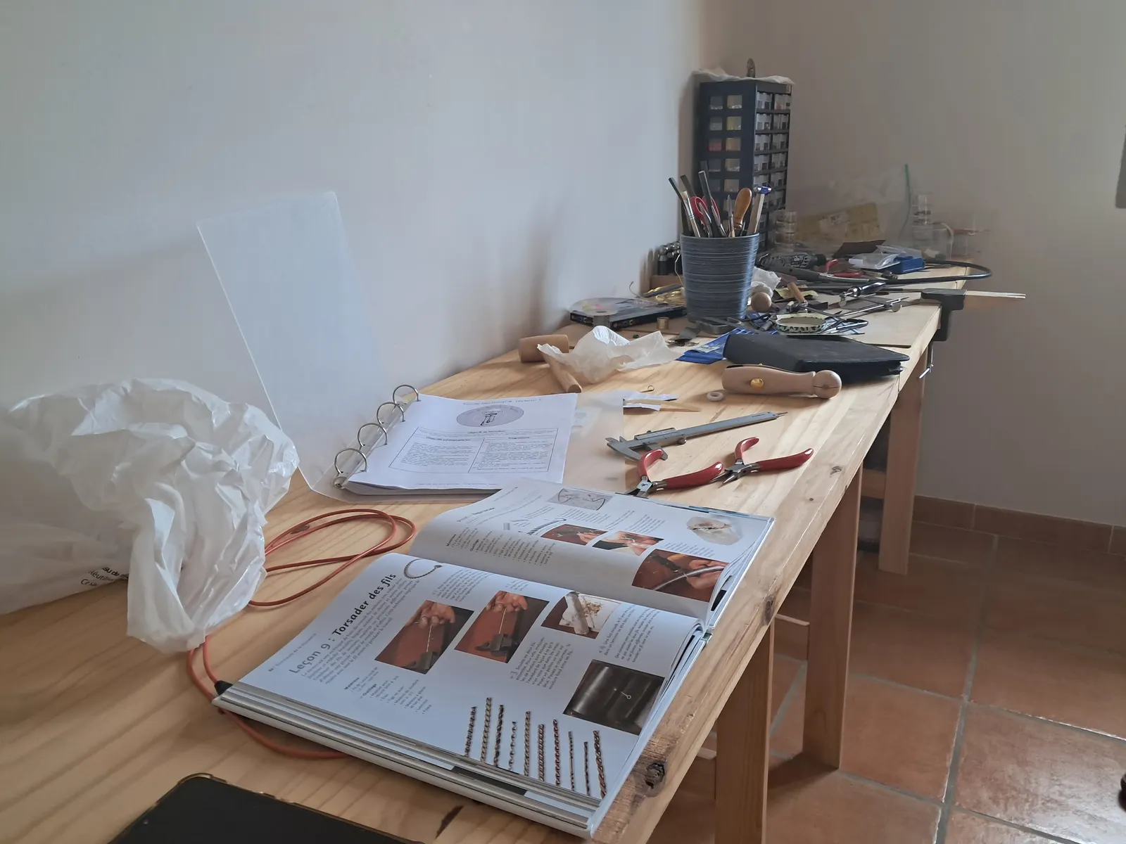  établi de bijoutier avec outils et matériaux 