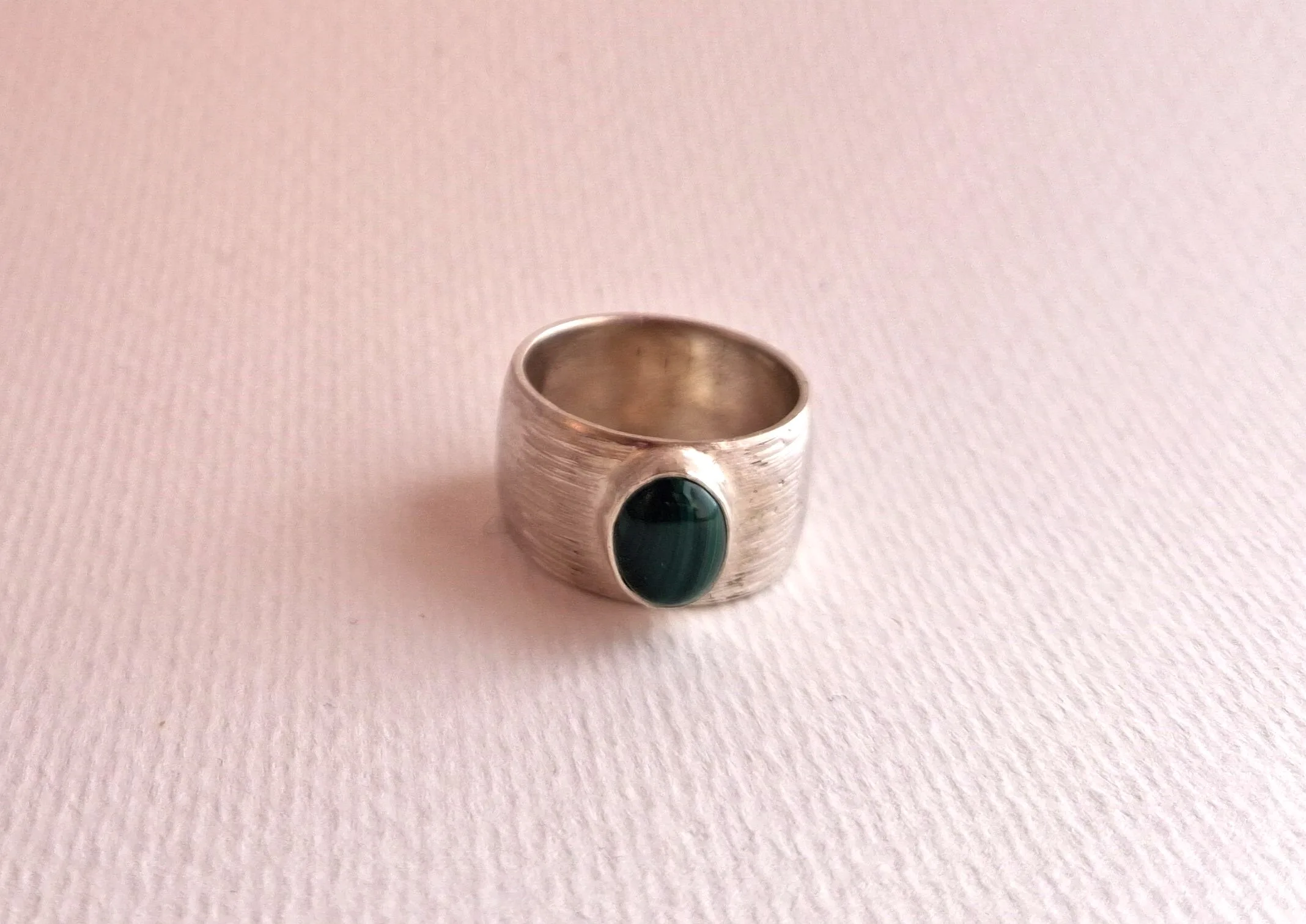 Bague argent malachite bombée et texturée