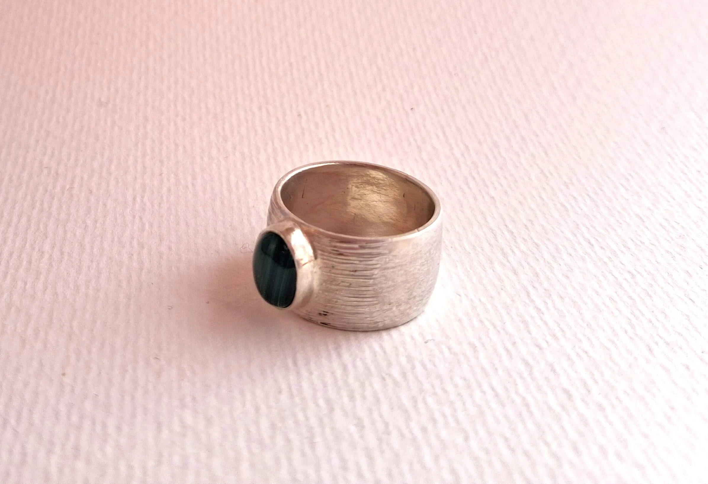 Bague argent malachite bombée et texturée 2